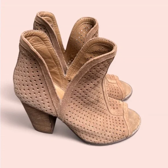 Women’s LUCKY BRAND Larise Taupe Suede Leather Ankle Booties Laser Cut US 5.5 - Picture 3 of 9